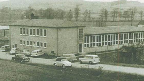 Der erste Firmenbau an der Bahnhofstraße aus dem Jahr 1957 mit altem Verwaltungstrakt und Druckerei (rechts). Foto: WO-Archiv
