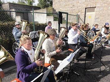 Auch das Wetter spielte mit: Die Poppenrother Musikanten unterhielten die Besucher mit fetzigen Rhythmen. Foto: Wolfgang Wimmel