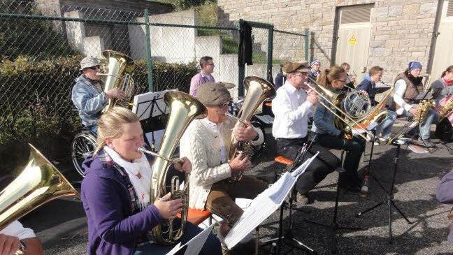 Auch das Wetter spielte mit: Die Poppenrother Musikanten unterhielten die Besucher mit fetzigen Rhythmen. Foto: Wolfgang Wimmel