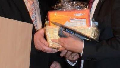 Für den Festredner, MdEP Albert Deß (rechts) gab es aus Dankbarkeit ein kleines Präsent vom BBV-Kreisobmann im Landkreis Kronach, Erwin Schwarz.