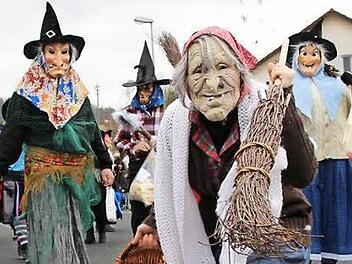 Mit Kopftuch, Schal und Reisigbesen tanzen diese Hexen über die vollen Straßen. Fotos: Benedikt Borst