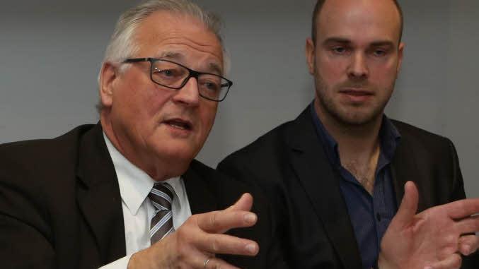 Schwere Vorwürfe: Laut Rechtsanwalt Wolfgang Baumann (l.) hat die Staatsregierung rechtsstaatliche Grundsätze, Verfassungsrecht und europäische Vorschriften missachtet.  Foto: Barbara Herbst