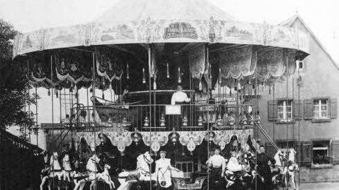 Das zweistöckige Karussell der Familie Müller war eine Attraktion. Foto: privat