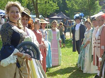 In Gößweinstein begeisterten die Damen und Herren die Besucher in ihren barocken Gewändern.  Fotos: Thomas Weichert