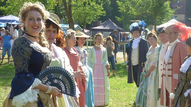 In Gößweinstein begeisterten die Damen und Herren die Besucher in ihren barocken Gewändern.  Fotos: Thomas Weichert