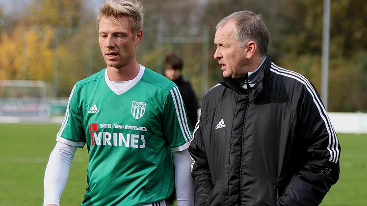 Im nachdenklichen Gespräch sind der Sander  Spieler und Co-Trainer Stefan Nöthling und  Torwart-Trainer Bernhard Leuner (rechts).