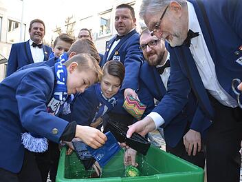 Vorsitzender Gerd Engert (rechts) mit großen und kleinen Elferräten beim Geldbeutelwaschen  Fotos: Bernhard Panzer