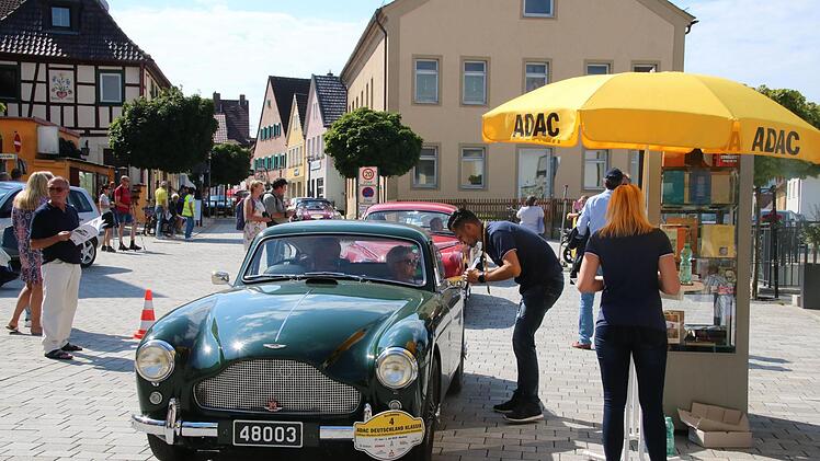 Ein Aston Martin fährt vor; das Fahrerteam muss hier eine Rechenaufgabe lösen.Matthias Einwag