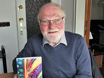 Franz Kachler mit dem neuen Heimatboten     Foto: Evi Seeger