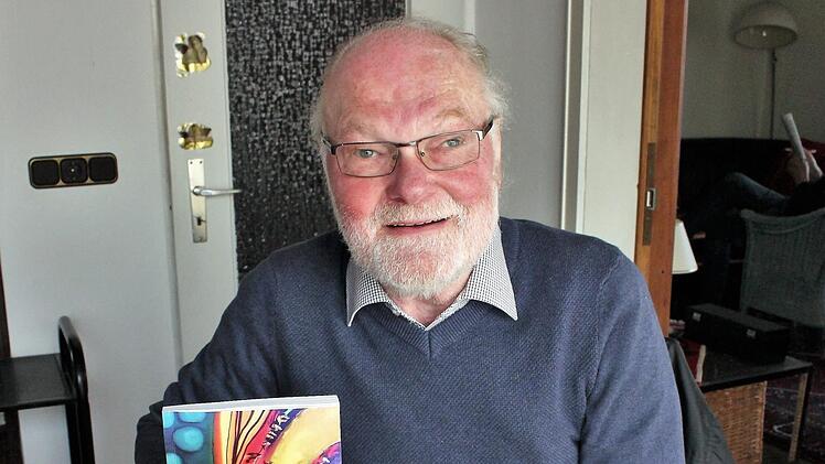 Franz Kachler mit dem neuen Heimatboten     Foto: Evi Seeger