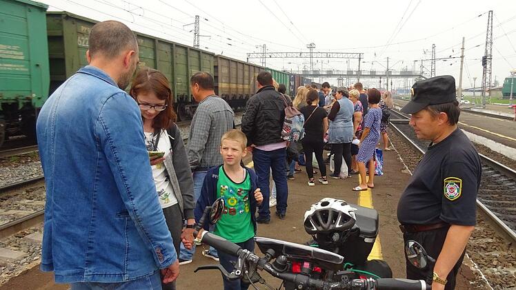 Eine Familie hilft Jürgen Pöhlmann am Bahnhof. Foto: privat