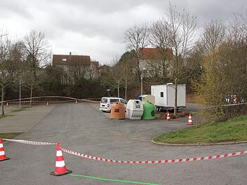 Bewusst an einem abgeschiedenen Ort in Haßfurt aufgestellt wurde der Container, der bislang in Eltmann stand: Hierher werden alle Personen vom Gesundheitsamt beordert, die von Amts wegen einen Abstrich im Gaumen machen lassen müssen. Ohne Benachrichtigung kann hier niemand einfach so einen Corona-Test machen lassen. Die Kandidaten werden im Abstand von jeweils zehn Minuten zum Test bestellt. In den Container selbst durften wir nicht reinspitzen. Foto: Julia Scholl