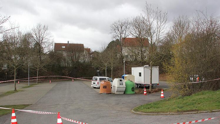 Bewusst an einem abgeschiedenen Ort in Haßfurt aufgestellt wurde der Container, der bislang in Eltmann stand: Hierher werden alle Personen vom Gesundheitsamt beordert, die von Amts wegen einen Abstrich im Gaumen machen lassen müssen. Ohne Benachrichtigung kann hier niemand einfach so einen Corona-Test machen lassen. Die Kandidaten werden im Abstand von jeweils zehn Minuten zum Test bestellt. In den Container selbst durften wir nicht reinspitzen. Foto: Julia Scholl