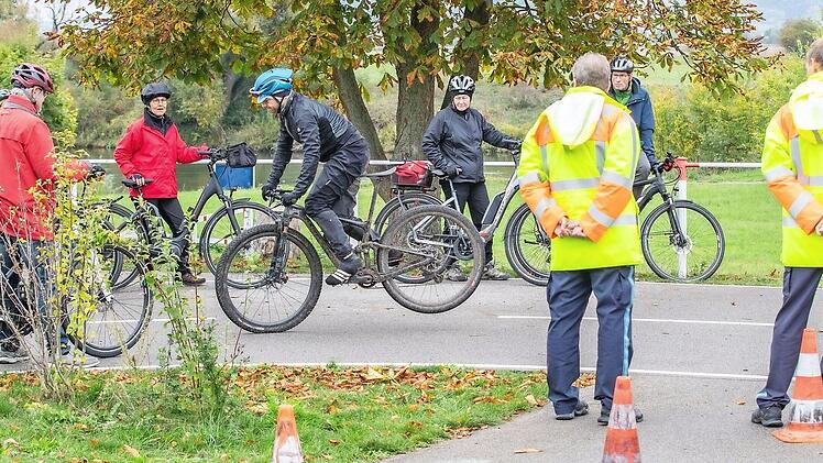 Thilo Klinner demonstrierte, wie das E-Bike beim Bremsen reagieren kann. Vorsicht ist geboten.