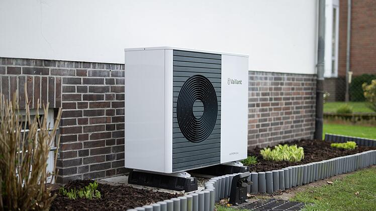 W&auml;rmepumpen-Au&szlig;enger&auml;t vor einem Einfamilienhaus