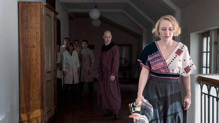 D&ouml;rte (Anna Maria M&uuml;he) muss sich im Vorkurs mit dem strengen Meister Itten (Sven Schelker) und teilweise obskuren Ritualen auseinandersetzen.