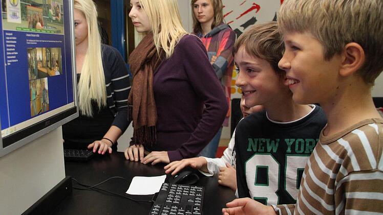 "Das  ist eine klasse Sache", sagt Andreas  (rechts), der sich mit  Tobias in der  Internet-Lounge die Homepage der Schule anschaut. Foto:  Alexander  Hartmann