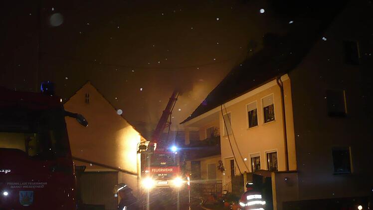 Hinter dem Wohnhaus wütete das Feuer.  Fotos: Feuerwehr Wiesentheid