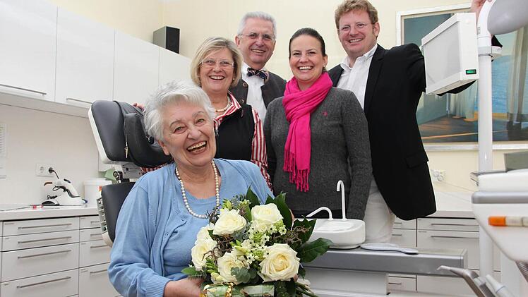 33 Jahre lang hat Anna Ritzert (vorne) in der Praxis der Weissbachs (hinten, von links): Silvia, Reinhold, Daria und Henry gearbeitet.  Foto: Corinna Igler