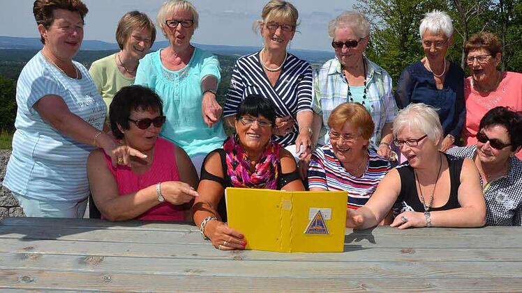 Vor 50 Jahren übernahm Renate Heid (vordere Reihe 2. v.li.) die Frauenriege beim TSV Arnshausen. "Wir waren eine superClique" darin sind sich alle beim Betrachten der alten Fotos einig.  Foto: Peter Rauch