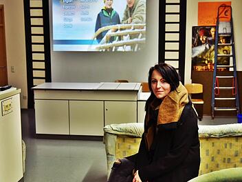 Die Jugendpflegerin der Gemeinde Itzgrund, Tanja Sippel, freut sich auf viele Besucher heute Abend im Kino für Jung und Alt, das in den ehemaligen Physiksaal der Bodelstadter Schule eingezogen ist. Gezeigt wird der Film "Die Spießer-WG". Foto: Gabi Arnold