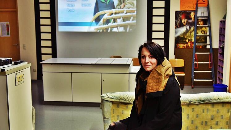 Die Jugendpflegerin der Gemeinde Itzgrund, Tanja Sippel, freut sich auf viele Besucher heute Abend im Kino für Jung und Alt, das in den ehemaligen Physiksaal der Bodelstadter Schule eingezogen ist. Gezeigt wird der Film "Die Spießer-WG". Foto: Gabi Arnold