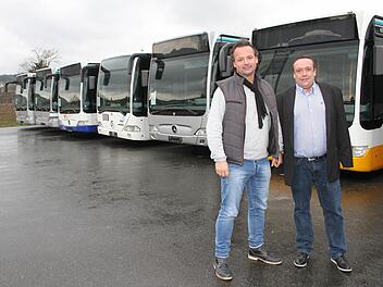 Mario Röttgen - hier mit Verkaufsleiter Torsten Spörl - hat ein insolventes Busunternehmen aus der Nähe von Frankfurt aufgekauft. Dazu gehörten allein 96 Busse. Jetzt will der Untersteinacher Unternehmer weiter expandieren. Fotos: Sonja Adam