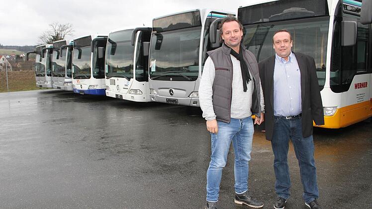 Mario Röttgen - hier mit Verkaufsleiter Torsten Spörl - hat ein insolventes Busunternehmen aus der Nähe von Frankfurt aufgekauft. Dazu gehörten allein 96 Busse. Jetzt will der Untersteinacher Unternehmer weiter expandieren. Fotos: Sonja Adam