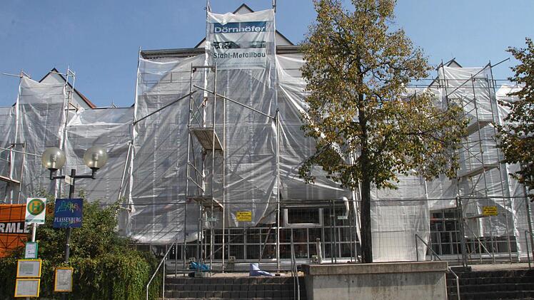Voraussichtlich noch etwa zehn Tage wird die Dr.-Stammberger-Halle eingerüstet bleiben.  Foto: Jürgen Gärtner