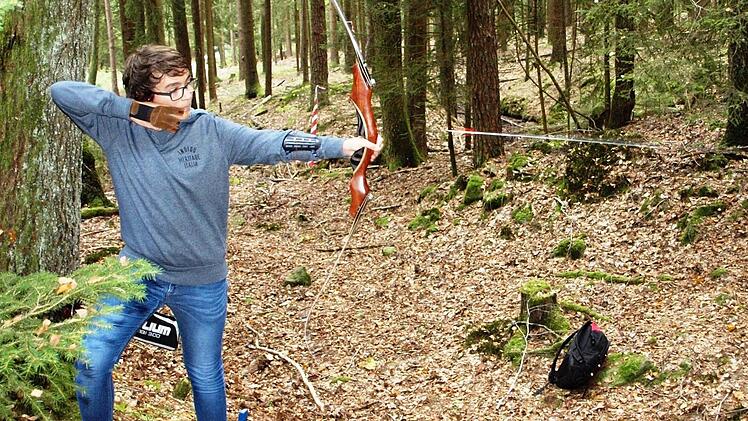 Der 14-jährige Jonas Pruschwitz von der SG Münchberg hat hier eben einen Pfeil auf eine Tierattrappe abgeschossen. Foto: Alfred Thieret