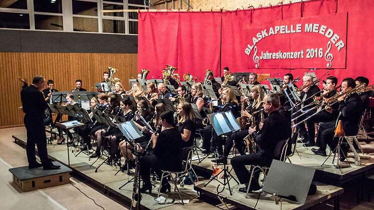 Begeisterten Beifall verdiente sich die Blaskapelle Meeder bei ihrem Jahreskonzert in der ausverkauften Schulturnhalle. Foto: Jochen Berger