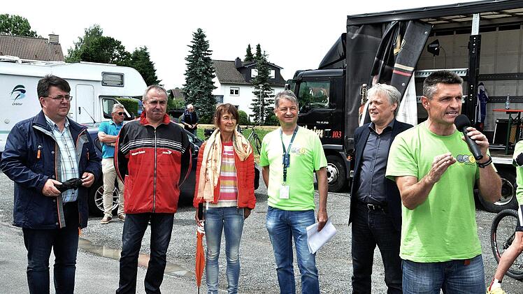 Die Macher, Sponsoren und politischen Würdenträger bei der Begrüßung. Von rechts: Organisator Helmut Dorsch, Manfred Wawlas (Baur-Versand), Christine Frieß (Mürgermeisterin Burgkunstadt), Robert Hümmer (Bürgermeister Altenkunstadt) und Udo Dauer (Bürgermeister Weismain). Foto: Karl Heinz Weber
