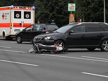 Zu einem Zusammenstoß zwischen einem Auto und einem Mopedfahrer kam es vor wenigen Minuten in der Saalfelder Straße.  Foto: Jochen Nützel