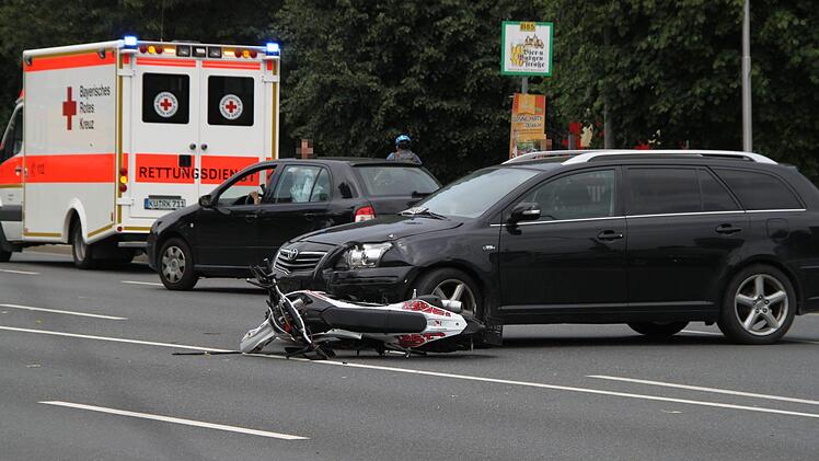 Zu einem Zusammenstoß zwischen einem Auto und einem Mopedfahrer kam es vor wenigen Minuten in der Saalfelder Straße.  Foto: Jochen Nützel