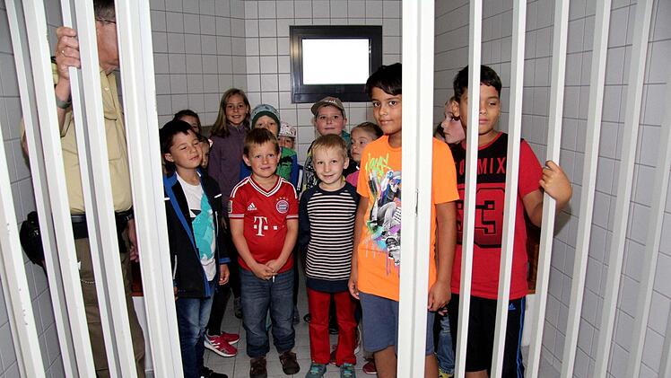 Ferienkinder bei der Herzogenauracher Polizei  Foto: Richard Sänger