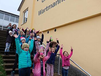 Die energetische Sanierung der Grundschule ist abgeschlossen. Frische Farben und elegante Schriftzüge weisen darauf hin.Gerd Schaar
