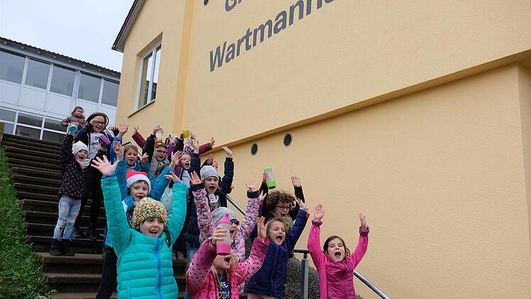 Die energetische Sanierung der Grundschule ist abgeschlossen. Frische Farben und elegante Schriftzüge weisen darauf hin.Gerd Schaar