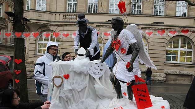 Queen Victoria und Prinz Albert vor der Ehrenburg: Dieses Motiv haben sich die Kinder der Mauritius-Schule Ahorn f&uuml;r den Spenglersbrunnen am Marktplatz ausgedacht. Foto: Julian &Uuml;belhack