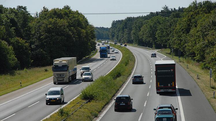 Vorsicht auf der A73 bei Erlangen: Die Polizei Erlangen warnt vor Steinewerfern auf Autobahnbrücken und sucht dringend nach Zeugen. Foto: Bernhard Panzer
