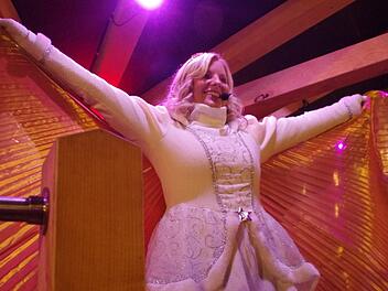 Das Kronacher Christkind eröffnete die "Kronacher Weihnacht 2018". Foto: Marco Meißner