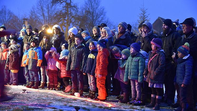Beim Schlenkermarkt kommen die kleinen Besucher auf ihre Kosten, zum Beispiel bei der Lichter- und Feuershow von Harlekino.  Foto: Gabi Arnold