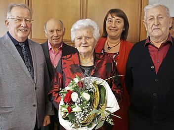 Maria Wichert mit ihrem Ehemann Adam (rechts), Bürgermeister Friedrich Gleitsmann, dessen Stellvertreter Lorenz Dietsch und stellvertretender Landrätin Gabriele Klaußner (von links) Foto: Evi Seeger