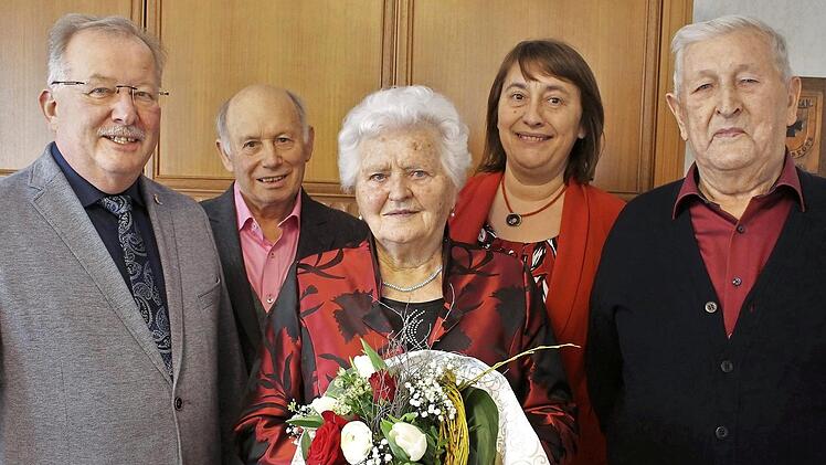 Maria Wichert mit ihrem Ehemann Adam (rechts), Bürgermeister Friedrich Gleitsmann, dessen Stellvertreter Lorenz Dietsch und stellvertretender Landrätin Gabriele Klaußner (von links) Foto: Evi Seeger