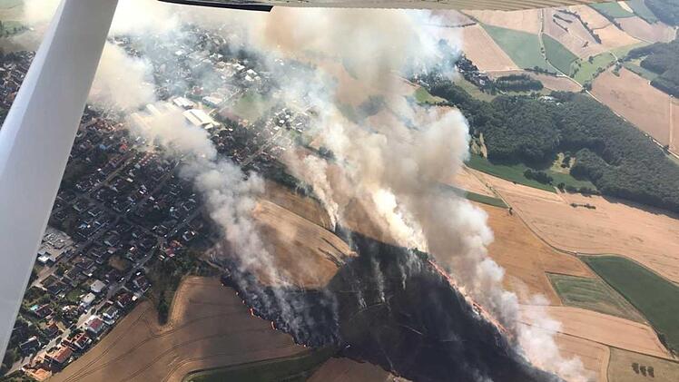 Bilder aus der Luft zeigen das Ausmaß des Großbrandes. Foto: Ronald Rinklef