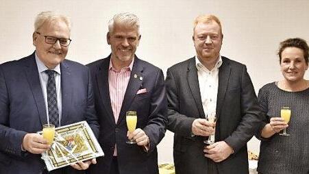Auf den gelungenen Umbau stießen an, von links: Otto Kirchner, Bürgermeister Claus Bittenbrünn, MdL Steffen Vogel, Vorsitzender Johannes Burkard, Rektorin Elke Ankenbrand und Architekt Jürgen Bergmann.