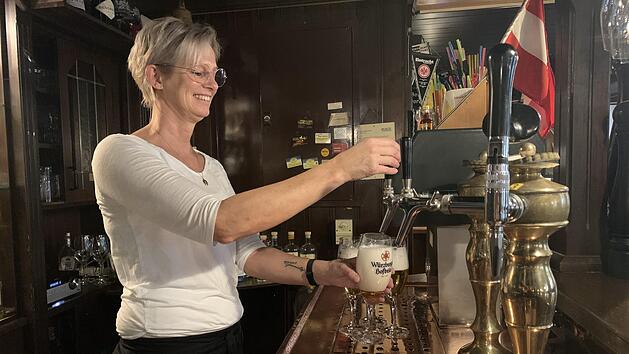 Ute Pansi schenkt Bier für ihre Gäste ein. Ein Verbot für Alkohol, wie es die USA vor hundert Jahren eingeführt hatte, hält sie für wenig sinnvoll.  Foto: Anja Vorndran