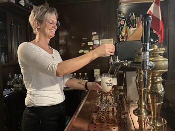 Ute Pansi schenkt Bier für ihre Gäste ein. Ein Verbot für Alkohol, wie es die USA vor hundert Jahren eingeführt hatte, hält sie für wenig sinnvoll.  Foto: Anja Vorndran