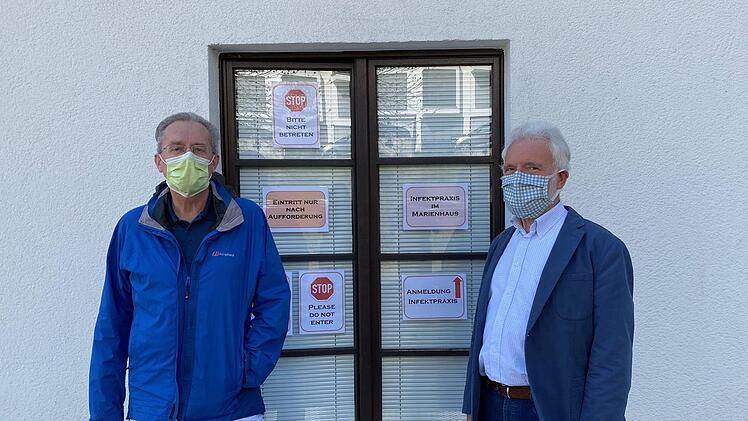 Dr. Helmut Keller (links) und Versorgungsarzt Dr. Karl-Heinz Lindner (rechts) vor dem Praxiseingang. Foto: Regiomed