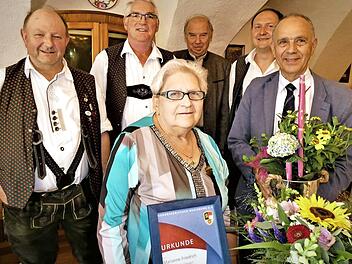 Mit der Ehrenbrosche in Gold wurde das Lebenswerk von Marianne Friedrich für den Musikverein Marktleugast gewürdigt. Im Bild (von links) Vorsitzender Georg Purucker, Sohn Rüdiger Hübschmann, Marianne Friedrich, der Kreisvorsitzende des Nordbayerischen Musikbunds, Heinrich Ramming, Zweiter Vorsitzender Matthias Nitsch und Bürgermeister Franz Uome