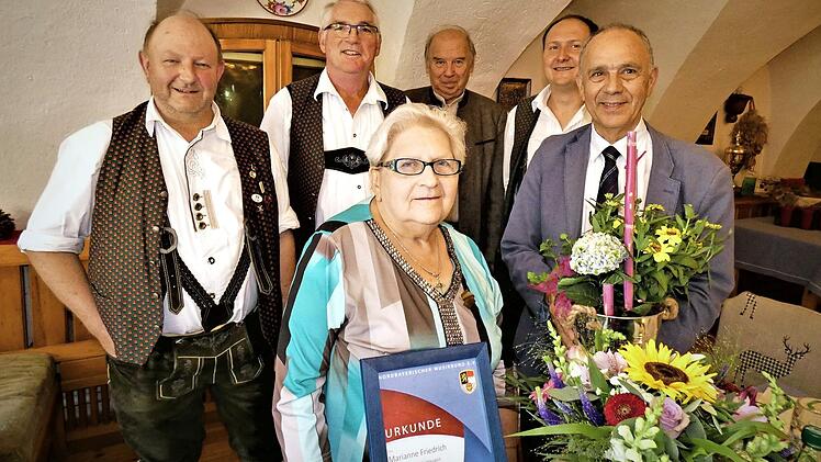 Mit der Ehrenbrosche in Gold wurde das Lebenswerk von Marianne Friedrich für den Musikverein Marktleugast gewürdigt. Im Bild (von links) Vorsitzender Georg Purucker, Sohn Rüdiger Hübschmann, Marianne Friedrich, der Kreisvorsitzende des Nordbayerischen Musikbunds, Heinrich Ramming, Zweiter Vorsitzender Matthias Nitsch und Bürgermeister Franz Uome